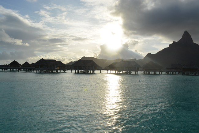 La stratégie de développement touristique vise à s'appuyer sur une certaine authenticité de la destination Polynésie. Pourtant pour l'instant, 80% des touristes transitent ou séjournent à Bora Bora. L'objectif du Pays, fixé l'an dernier était d'arriver à 300 000 touristes en 2018.