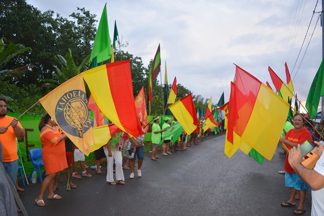 A Papara  dimanche dernier, à l'entrée des bureaux de vote, les couleurs des listes encore course pour le second tour étaient de sortie pour inciter les électeurs à se rallier à leur cause.