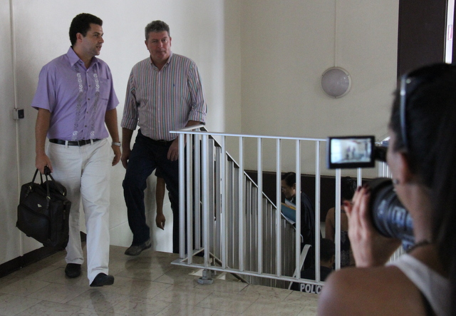 Me Mourad Mikou (à g.) et son client Bruno Marty arrivent au tribunal et s'apprêtent à demander un délai pour préparer leur défense.