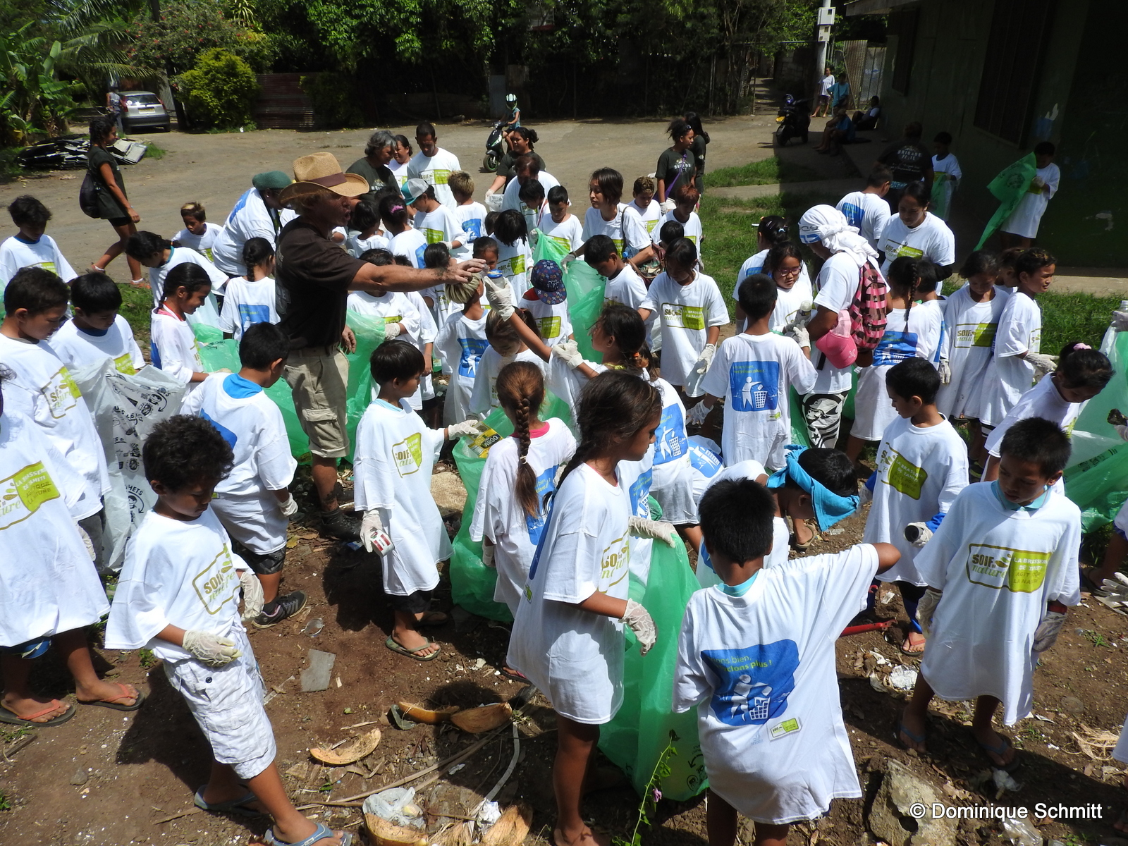 Une centaine de tamarii de l'école de Pamatai a œuvré pour le quartier Hotuarea, à Faa'a.