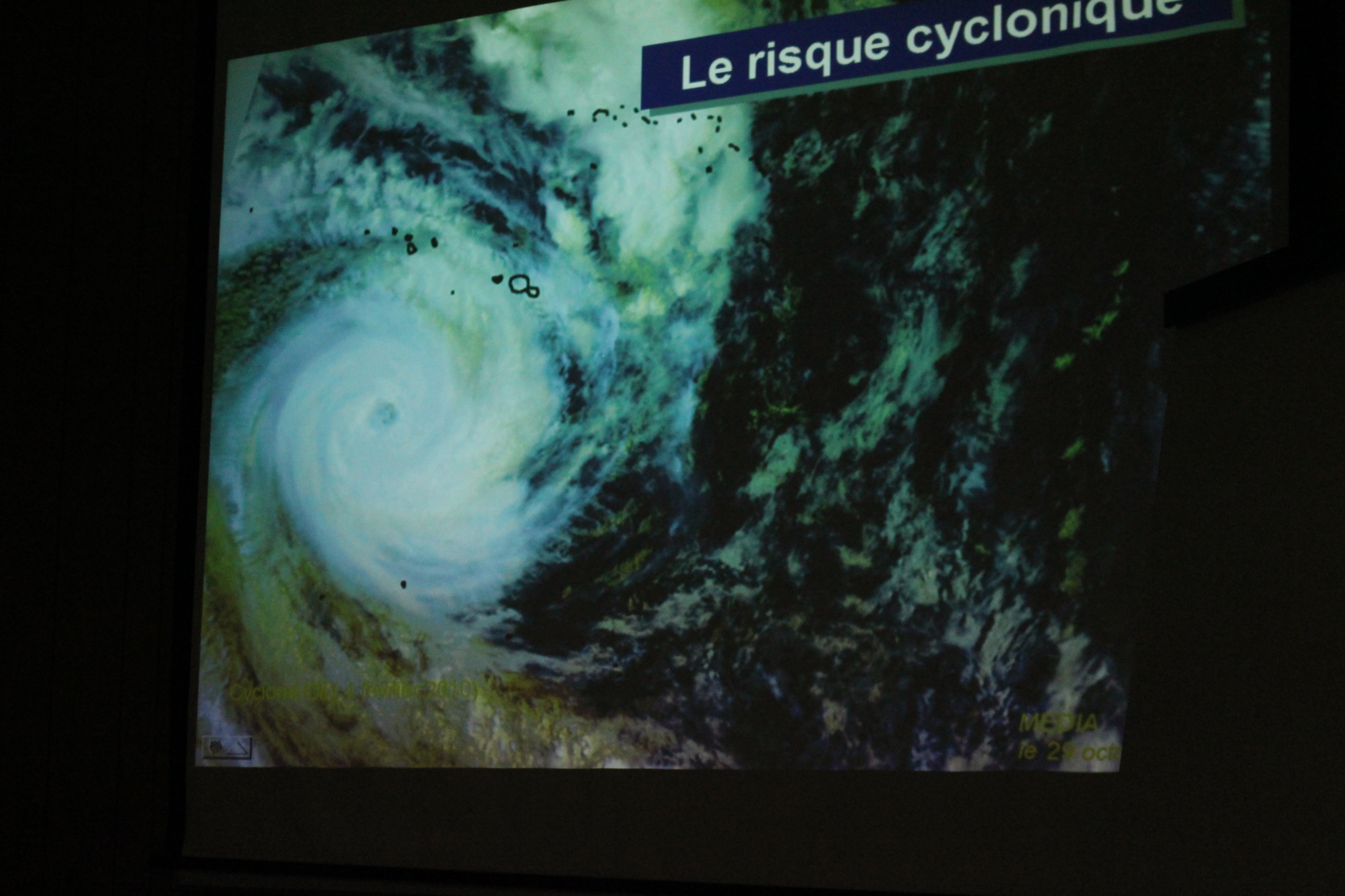 Cyclones : Au-delà de trois jours les prévisions sont très aléatoires