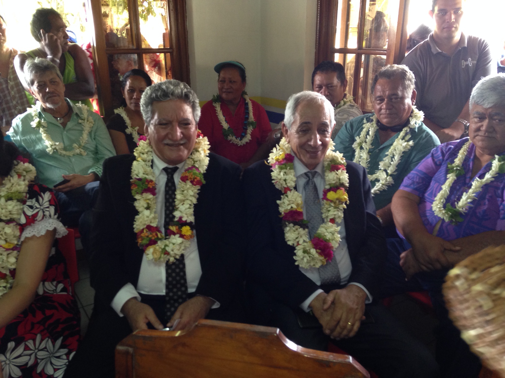 La surprise du jour est venue de Rodolphe Jordan, ici en arrière plan, élu Tahoeraa de Bora Bora qui semblerait être intéressé à rejoindre le groupe Tapura Huiraatira.