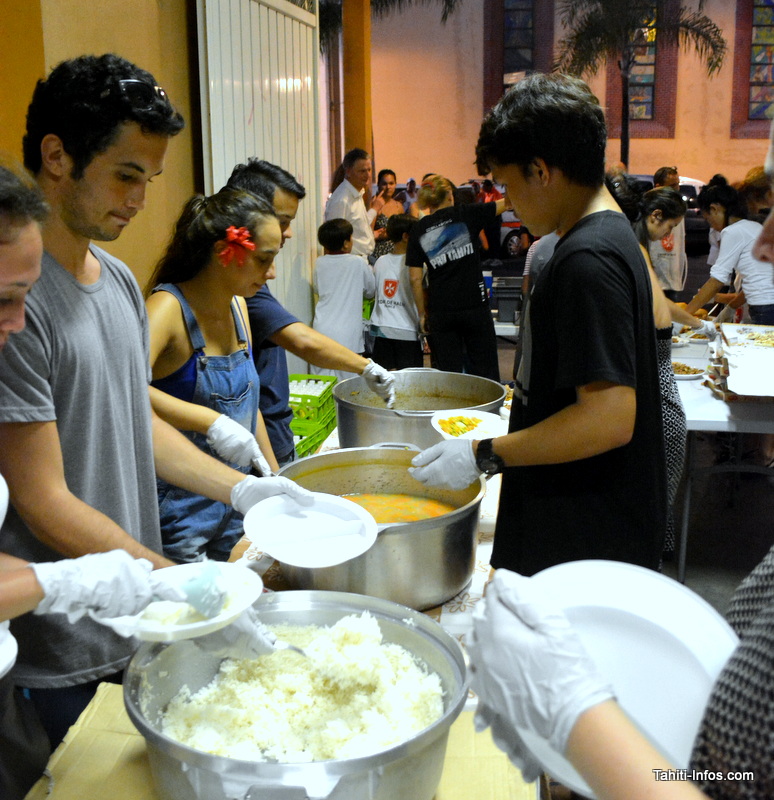 Le repas cuisiné par les étudiants était complété de chips, pizzas et bonbons.