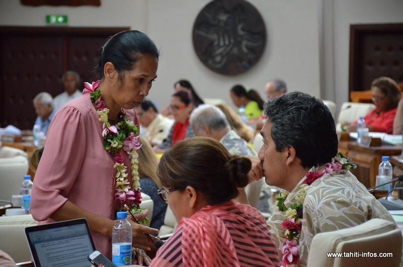 Teura Iriti et Marcel Tuihani, le 1er octobre dernier à Tarahoi, lors du vote de la délibération créant la commission  chargée d’enquêter sur l’évolution de la fiscalité et sur la réforme du système de protection sociale polynésien.