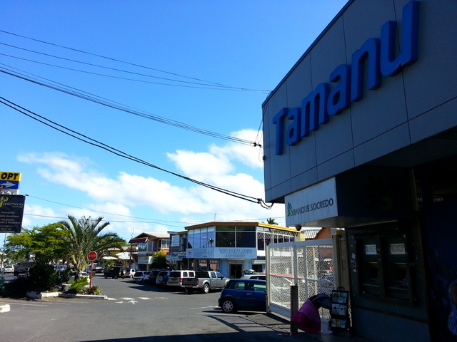 Depuis l'agression, l'association des commerçants a renforcé la présence de vigiles aux abords des magasins.