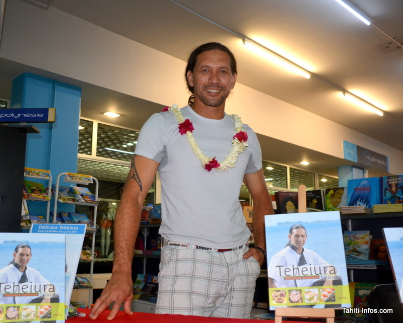 Teheiura en dédicace à Tahiti : ses fans le gardent toujours dans leurs cœurs