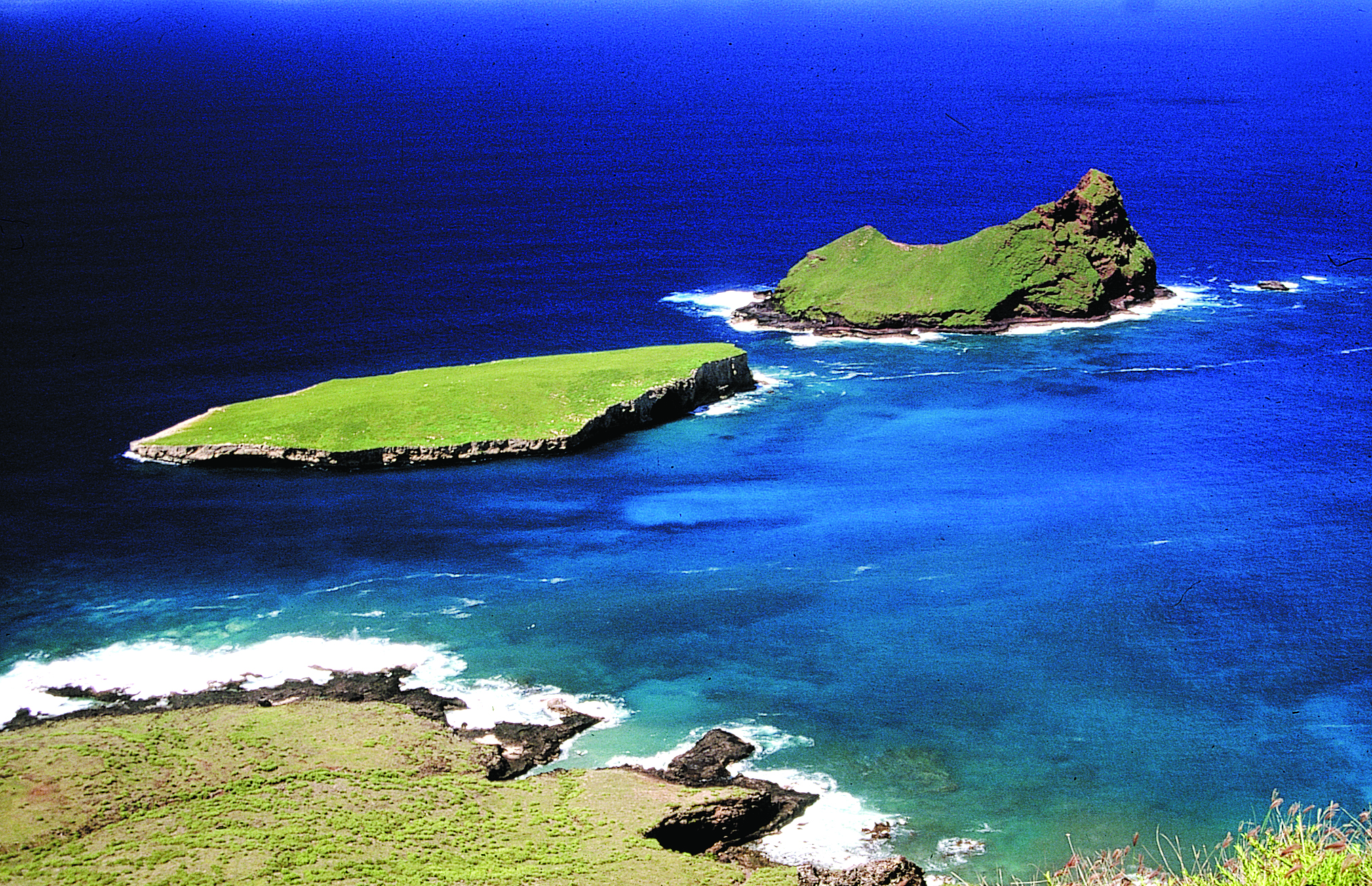 Les deux motu aux oiseaux de Ua Huka,Teuaua et Hemeni, vus des falaises de la côte.