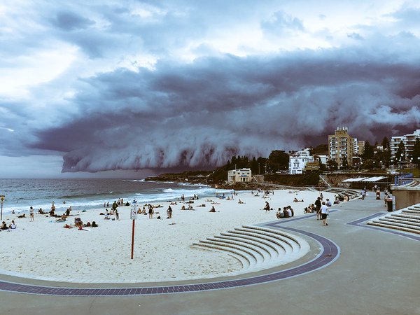 Une «vague venue du ciel» déferle sur Bondi Beach