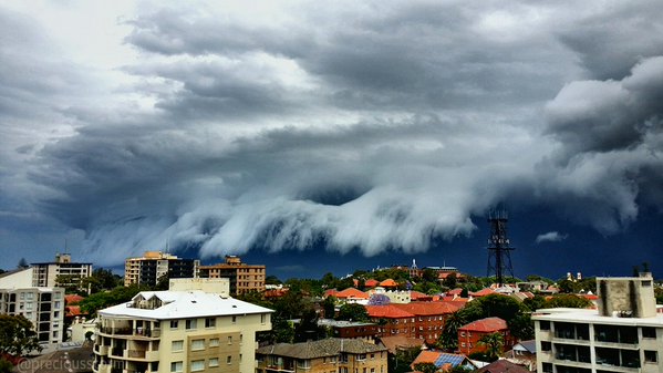 Une «vague venue du ciel» déferle sur Bondi Beach