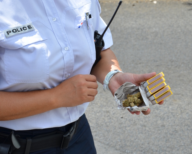 Le dealer fausse compagnie aux policiers à Taunoa... et se fait interpeller boulevard Pomare V