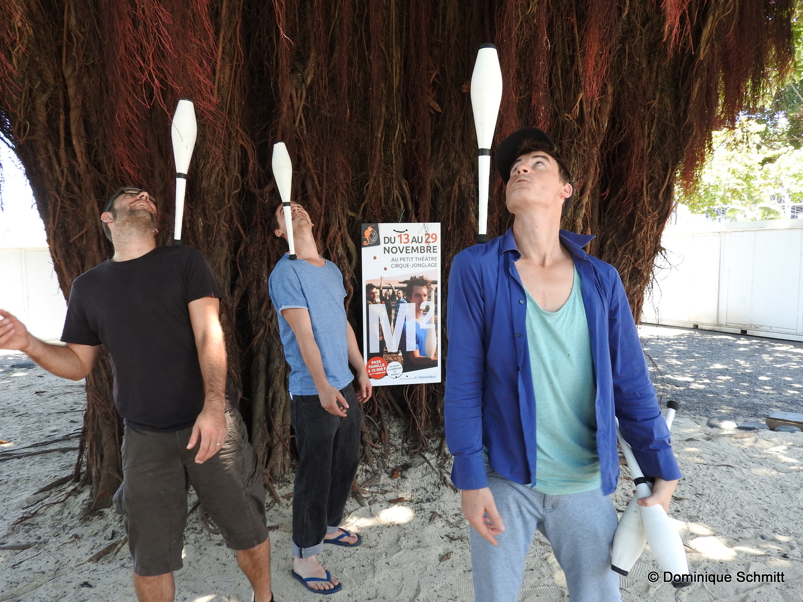 "M2" est un spectacle de cirque à huis clos, dans lequel quatre jongleurs se retrouvent enfermés sur une scène dont la surface ne cesse de diminuer...