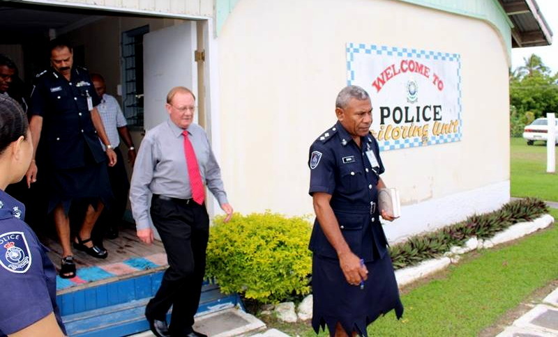 Le chef de la police fidjienne claque la porte