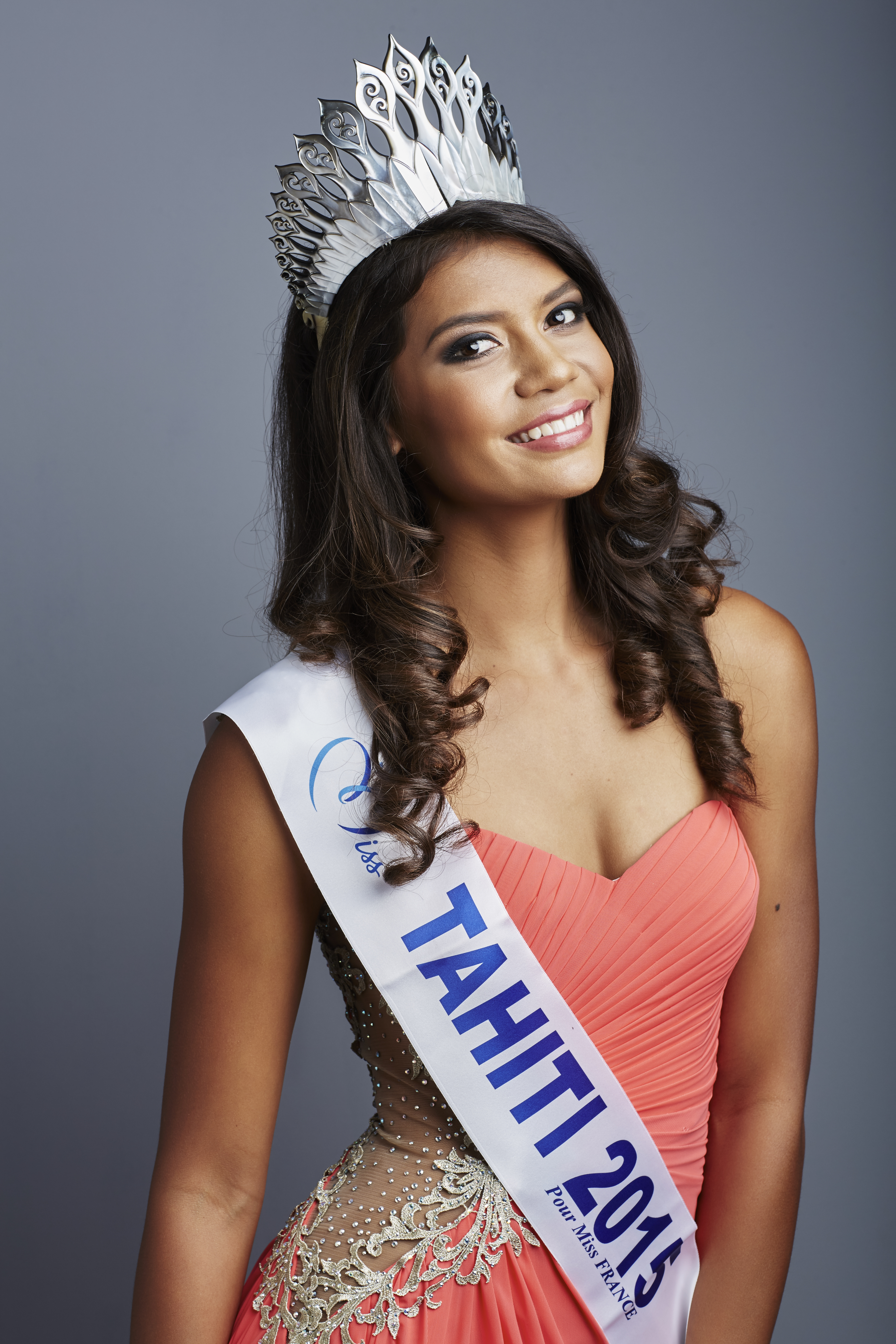 Crédit photo : Teiki Dev - MUA : Teura Allain Makeup - Coiffure : Cow Heirani - Diadème : Te Tavake Créations - Stylisme : Comité organisateur de Miss Tahiti