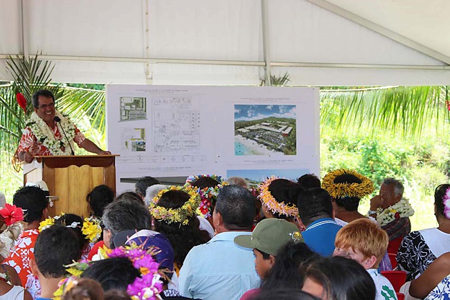 Le président polynésien Edouard Fritch à la tribune officielle lors de la pose de la première pierre du futur collège/lycée de Bora Bora.