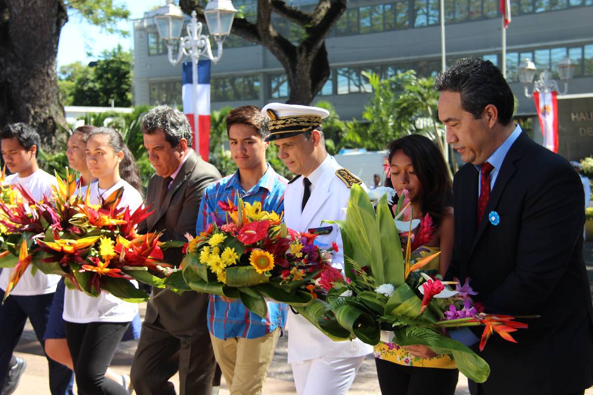 Le traditionnel dépôt de gerbe des autorités au monument aux morts avenue Pouvana'a Oopa, à Papeete.
