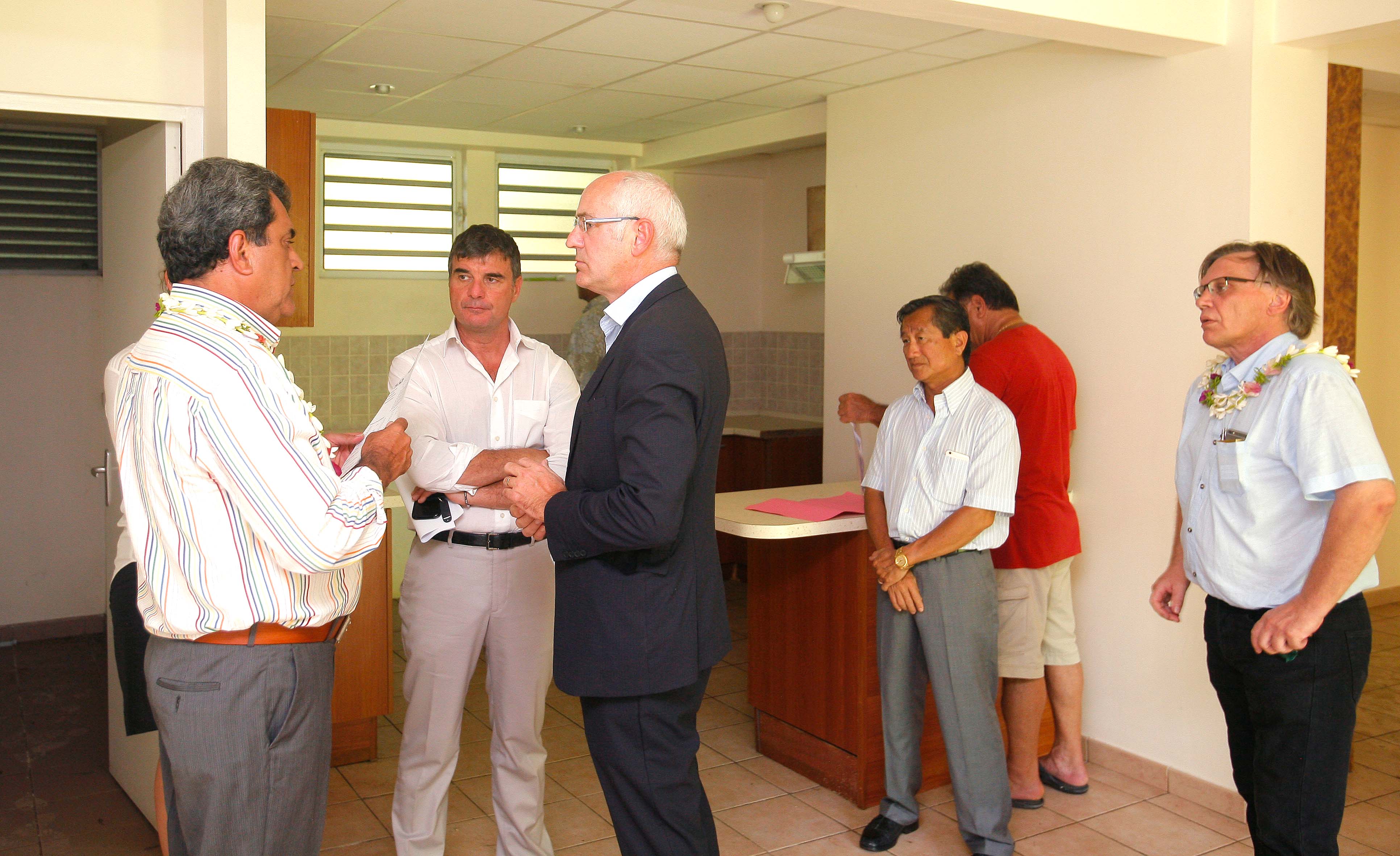 Thierry Repentin, délégué interministériel national à la mixité sociale dans l’habitat visite les logements vides de la cité Grand de Pirae avec Edouard Fritch.