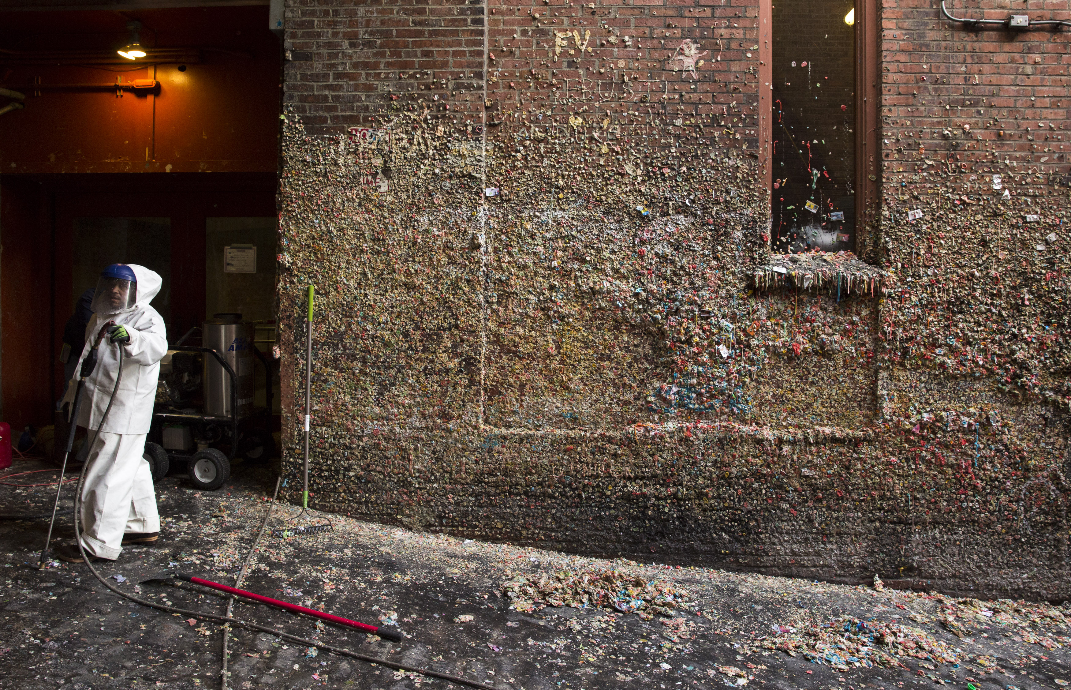 La ville de Seattle nettoie son célèbre mur de chewing-gums