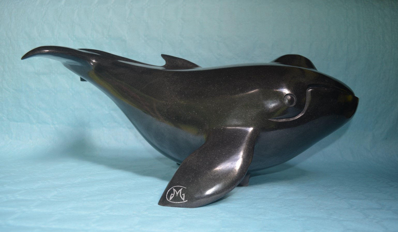 "Noir intense du basalte contrastant avec la matière brute, lignes pures, rondeurs et angles vifs insufflent une vie marine" à cette trentaine de sculptures.