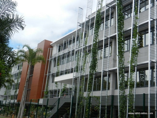 Les nouveaux locaux du haut commissariat qui ont ouvert leurs portes à la fin du mois d'août 2012 sont bâtis en respectant des normes (nationales) HQE, haute qualité environnementale. C'est le premier bâtiment public polynésien imaginé de cette façon. Depuis un immeuble privé, l'immeuble Le Bihan à Pirae a été bâti avec le même principe. Mais il n'existe pas, pour l'instant en Polynésie, de réglementation pour inciter à construire en HQE.