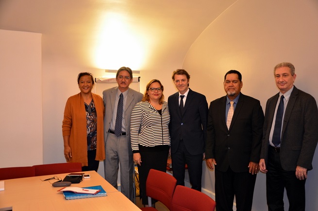 La délégation d'élus municipaux polynésiens en compagnie de François Baroin, président de l'Association des maires de France (AMF)  au début de cette semaine à Paris.