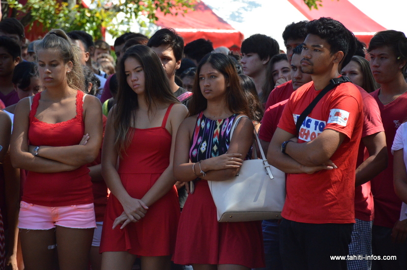 1300 lycéens observent une minute de silence à Gauguin