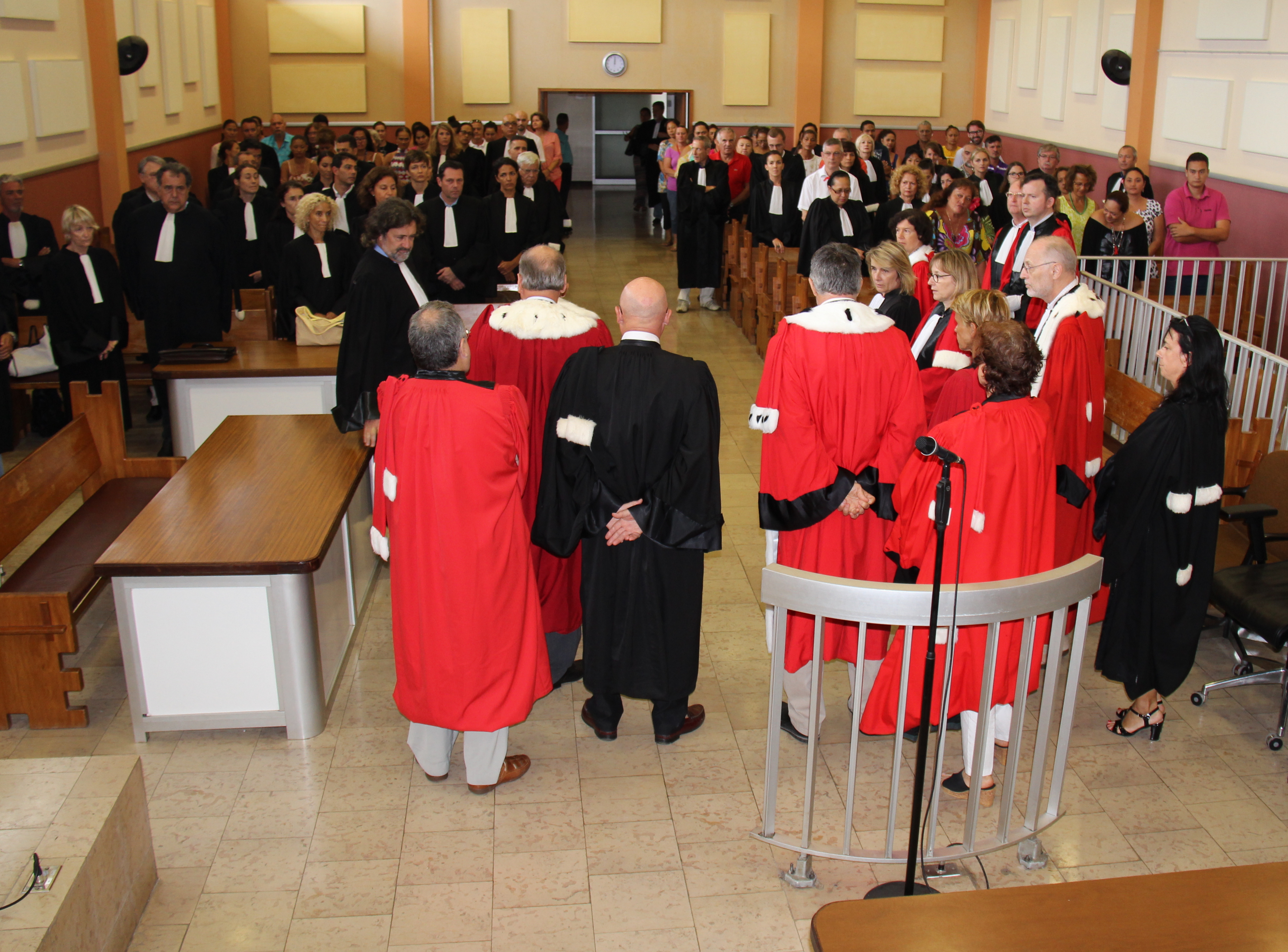 Minute de silence, ce lundi à midi dans la grande salle d'audience du palais de justice.