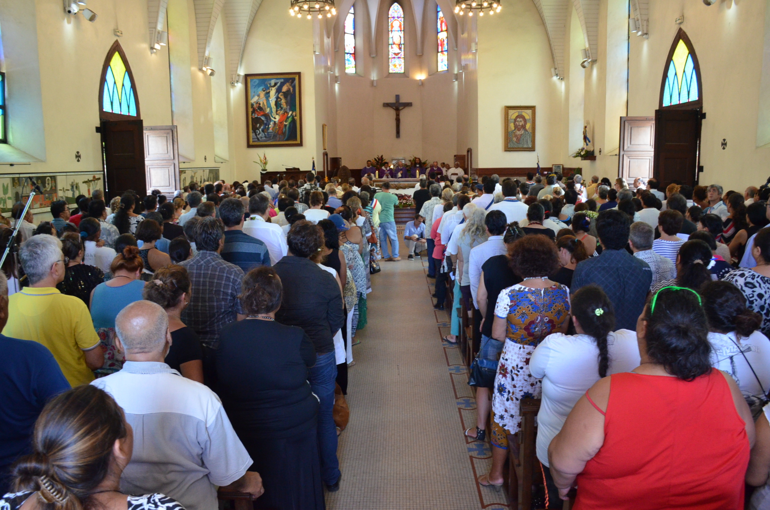 Une messe en hommage aux victimes des attentats de Paris