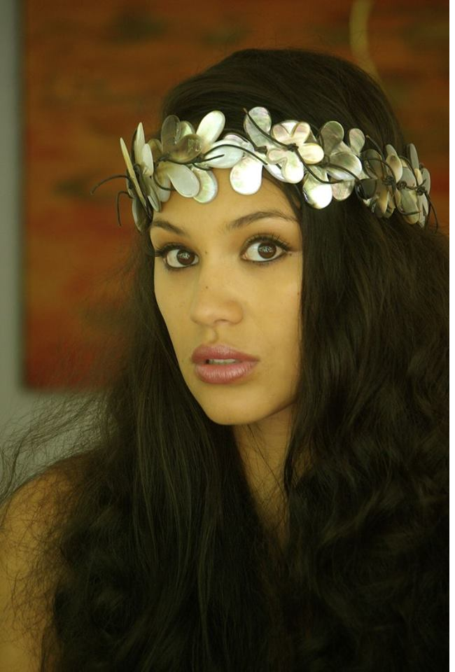 Hinarere Taputu est déjà belle au naturel. Pour Miss Monde 2015, elle devra sublimer ses atouts… et gagner des points au cours des différents défis organisés pour départager les candidates jusqu'à la finale.