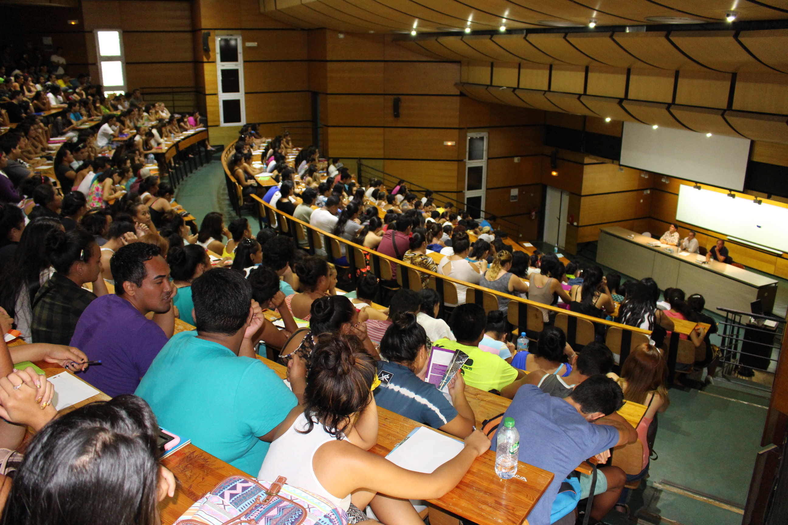 Dans le cadre de l'exposition "Face à l'immensité", organise étude et conférence