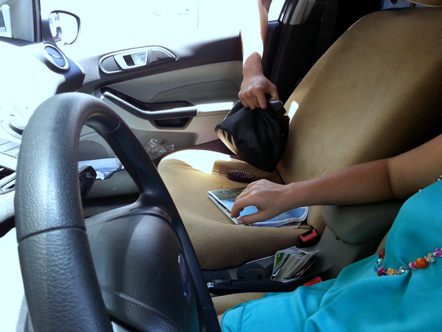 Le voleur arrive à pied et cible généralement des conductrices pour leur voler le sac à main posé sur le siège passager.