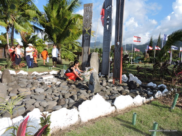 Des membres de l'équipage se sont rendus cet après-midi devant la stèle dédiée aux victimes des essais nucléaires, pour y déposer une gerbe