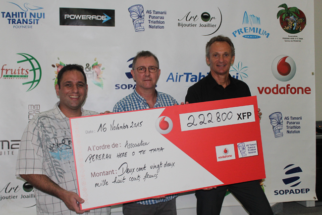 Lundi soir  à l'hôpital du Taaone, la remise du chèque au président de l'association Pererau Here O Te Tama.