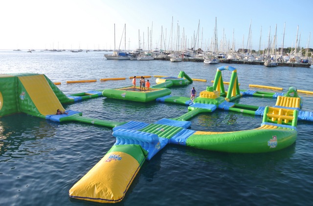 46 bouées gonflables réparties sur 1 300 m² composent le "Tahiti Sea Parc" de Punaauia