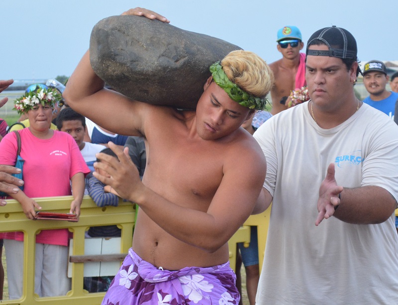 Une pierre de 103 kilos sur l'épaule.