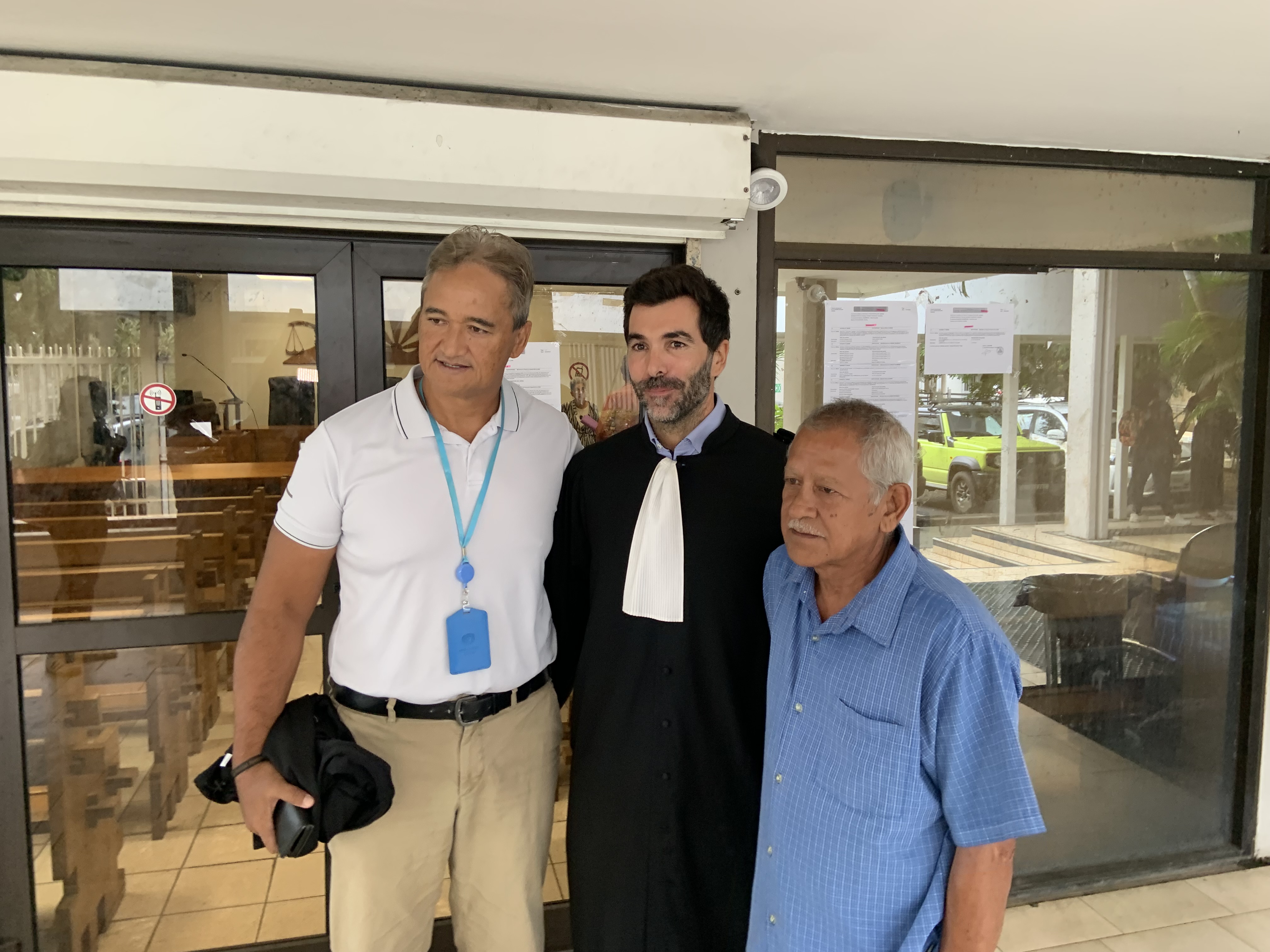 À gauche, Richard Tuheiava, le directeur de cabinet d'Antony Géros, Me Millet au centre et Vito Maamaatuaiahutapu, le secrétaire général du Tavini à droite, lors de l'audience de ce mardi au tribunal administratif. Crédit photo : Thibault Segalard.