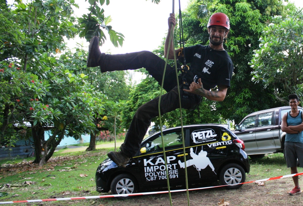 Une soixantaine de cordistes professionnels de Tahiti étaient en démonstration vendredi et samedi derniers à Paea. (Photo : Matthieu Gauthier, arboriste et formateur en élagage).