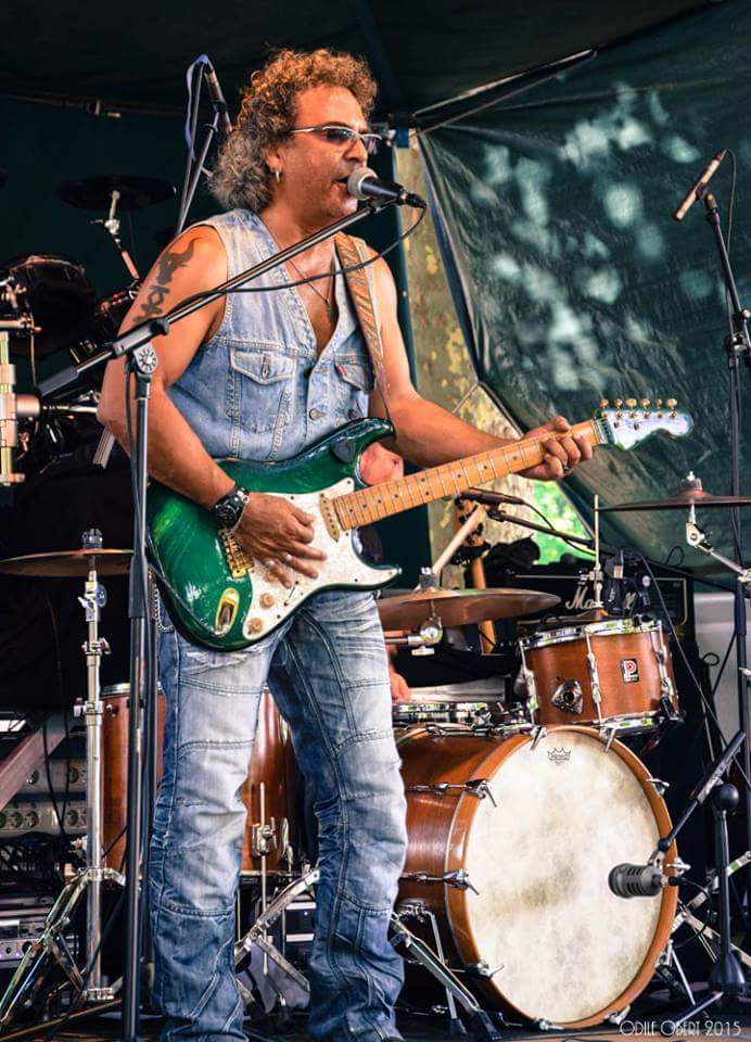 Jean-Luc Nemours est chanteur et surtout auteur compositeur de rock blues.