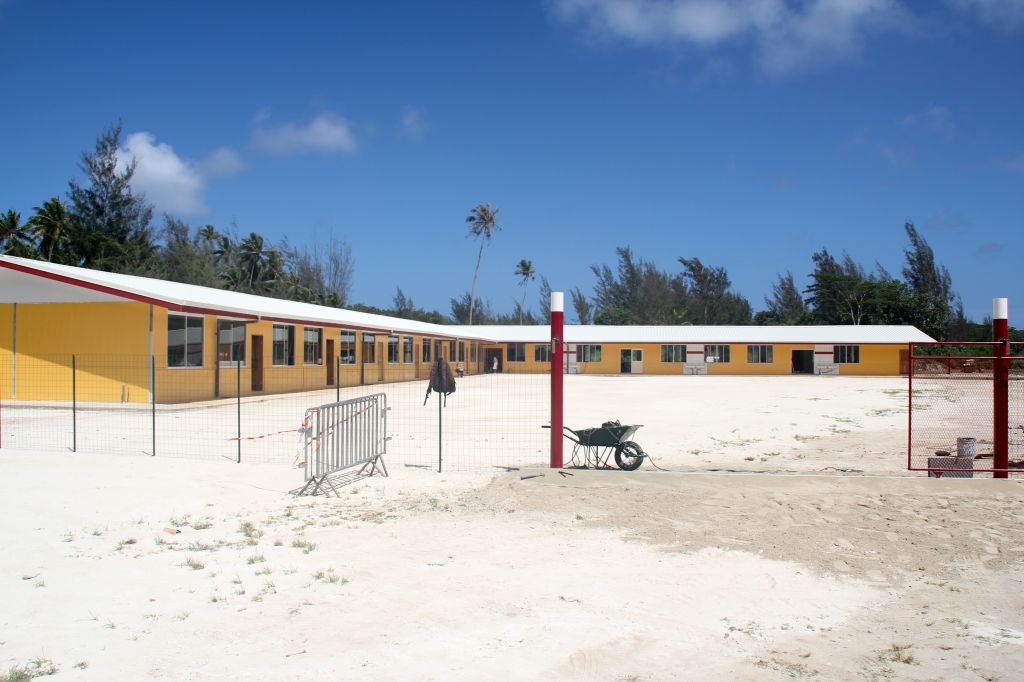 La nouvelle école, à gauche les salles de classe, à droite salle de direction et réfectoire pour 180 élèves