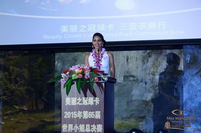 Au pupitre du Beauty Crown Theater, Hinarere est "pro" !