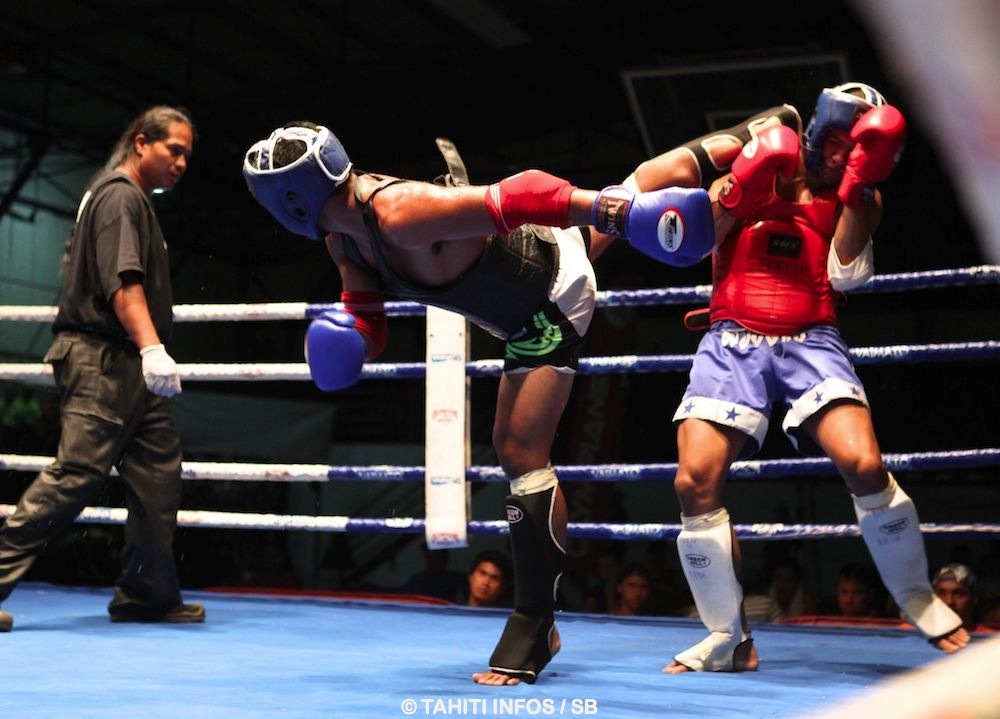 Magnifique coup de pied retourné de Taitorai Uura contre le boxeur Torea Jubely