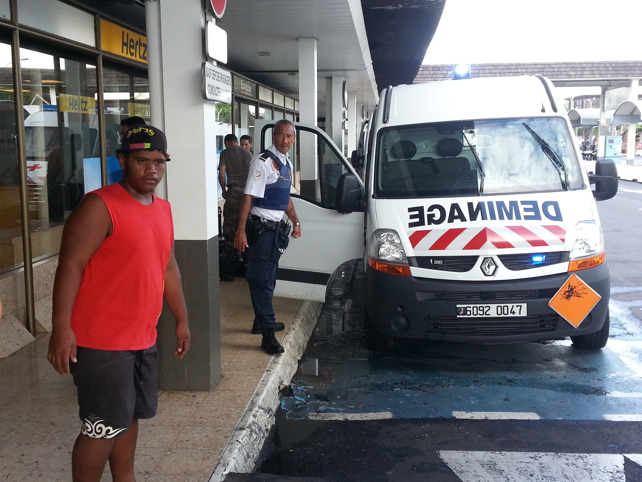 Les démineurs du Nedex cet après-midi au terminal domestique.
