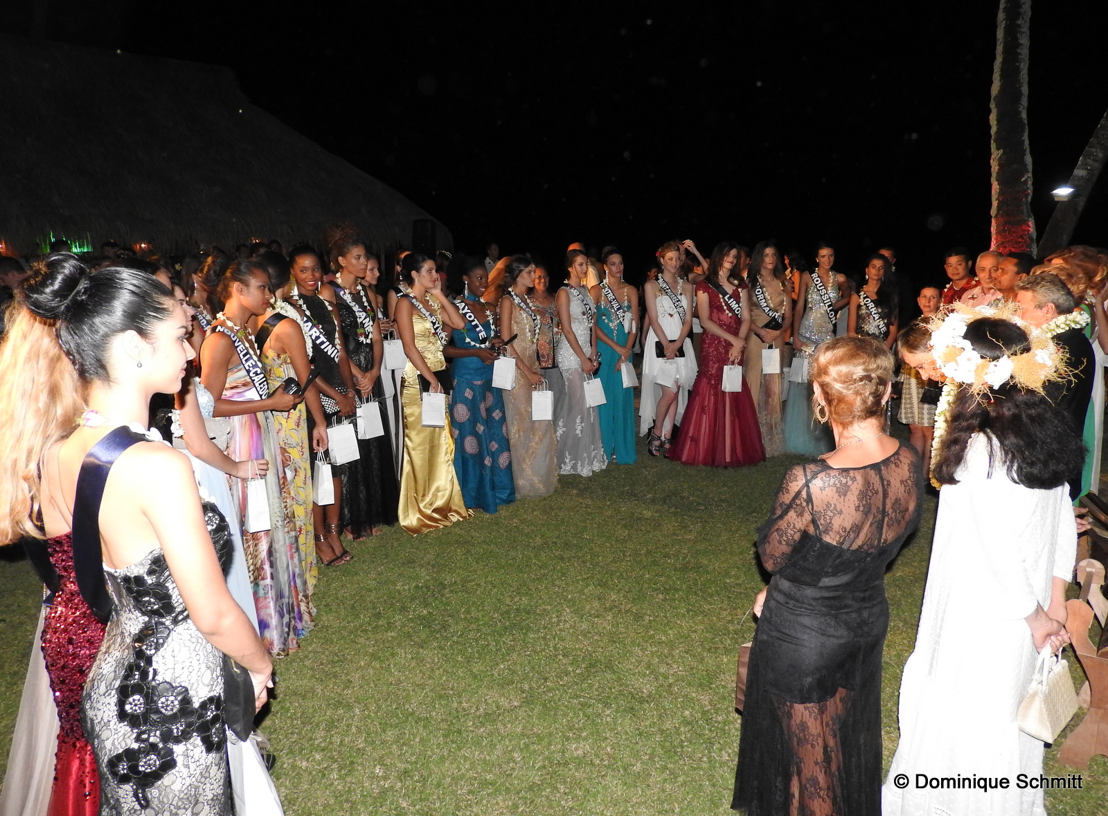 Chaque candidate a reçu une perle noire du fenua.