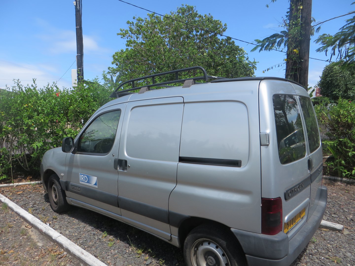 L'un des lots mis aux enchères avec une mise à prix défiant toute concurrence : cette Berlingo de l'IRD parfaitement fonctionnelle