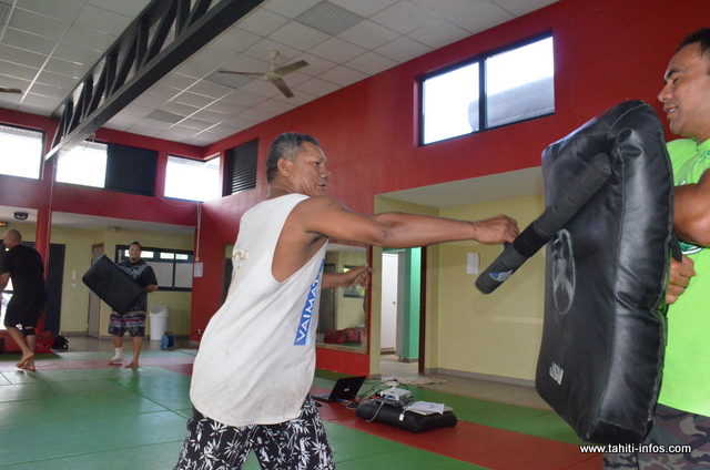 Durant trois jours, le premier groupe apprendra les différentes techniques pour une utilisation fiable des deux armes de défense