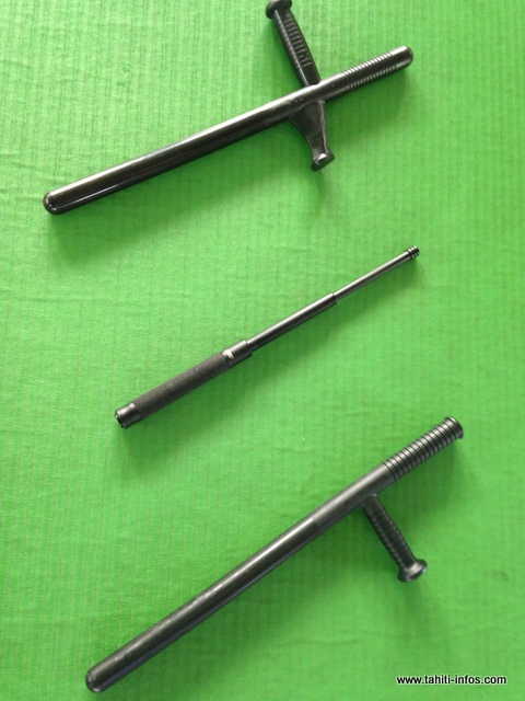 Deux exemples de "tonfa" et au centre un bâton télescopique