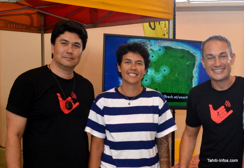 Marc Collins et Thierry Lehartel, les deux fondateurs de Smart Tahiti Networks, lors de la présentation de la toute première initiative de l'opérateur : l'application Firechat. Entre eux se trouve Tauahere Coupel, la première technicienne de STN.