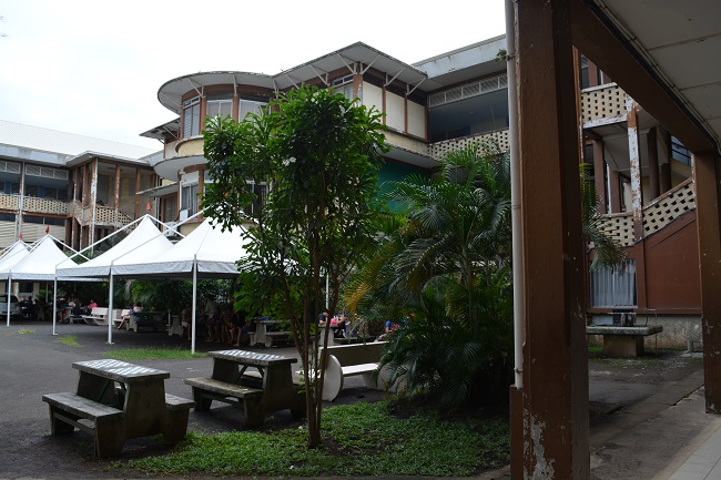 Le bâtiment principal du lycée Gauguin en mauvais état général avait besoin d'une remise à neuf et aux normes : cette opération est à présent financée avec une subvention de 80% du montant des travaux accordés par l'Etat.