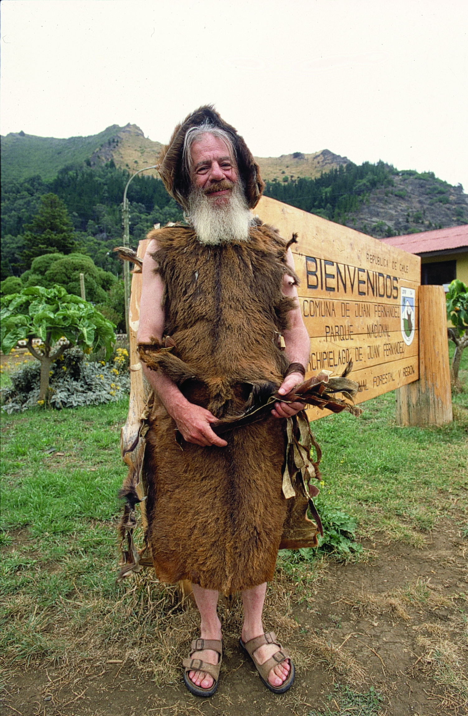 Jusqu’en 2010, un vieil habitant de l’île de Robinson Crusoé accueillait, ainsi vêtu, les passagers des rares paquebots à ancrer dans la baie de Cumberland, devant le petit village de San Juan Bautista.