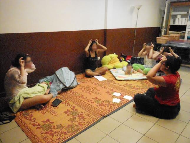 Grâce à la langue des signes, l'entourage du bébé peut communiquer avec lui  avant qu'il ne sache parler.