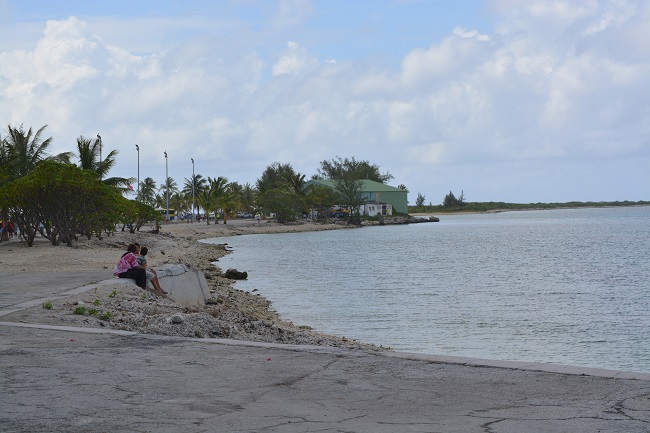 Pendant 30 ans, Hao été la base arrière du CEP et l'atoll a été pollué mais les habitants ont continué de consommer sans avoir conscience des éventuels dangers tous les produits locaux : poissons et coco notamment.